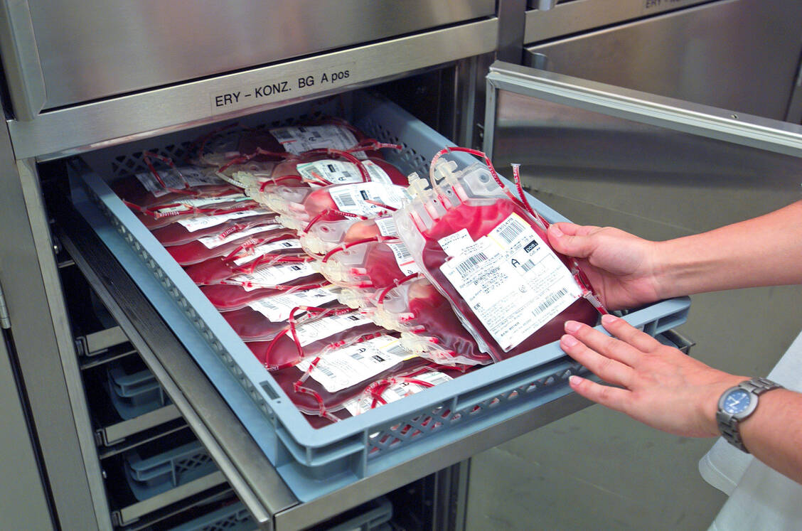 Patienten mit chronischer Anämie sind auf regelmäßige Transfusionen mit Erythrozyten-Konzentraten angewiesen. Bei bestimmten Patienten führte der neue Arzneistoff Luspatercept zu einer Reduktion der Transfusionslast bis hin zur Transfusionsunabhängigkeit.  / Foto: Fotolia/Gina Sanders