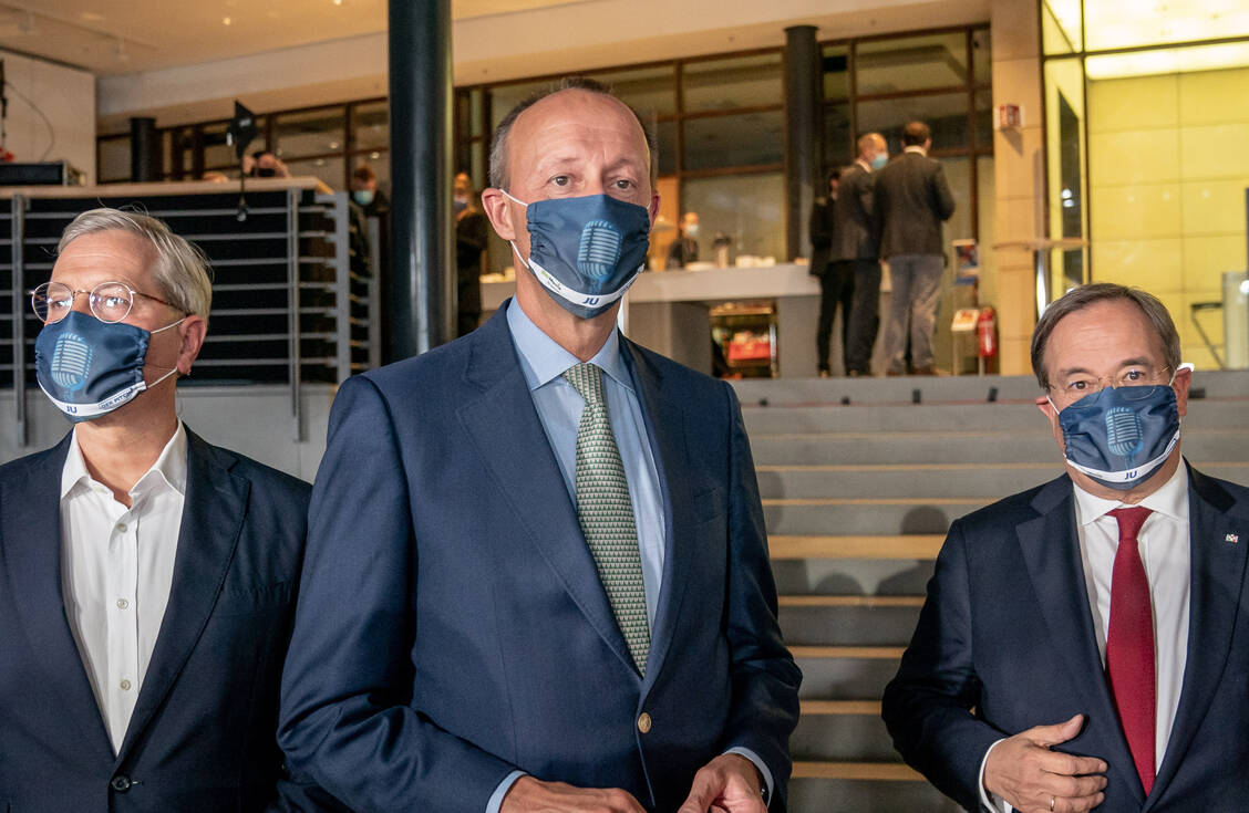 Die drei CDU-Spitzenkandidaten Norbert Röttgen, Friedrich Merz und Armin Laschet (v.l.n.r.) mit Masken der Jungen Union, die mit einem Doc-Morris-Logo bedruckt sind. / Foto: picture alliance/dpa/dpa-pool/Michael Kappeler