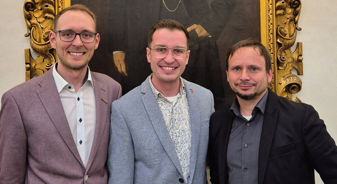 Zum Jubiläum  der Aidshilfe Frankfurt gab es einen Festakt im Frankfurter Rathaus mit (v. l. n. r.): Dr. Robin Brünn, Vorstandsmitglied der LAK Hessen, Vorstandsmitglied der Aidshilfe Frankfurt und PTA René Kreibich sowie Nico Kraft, Inhaber der Süd-Apotheke Frankfurt. / © LAK Hessen
