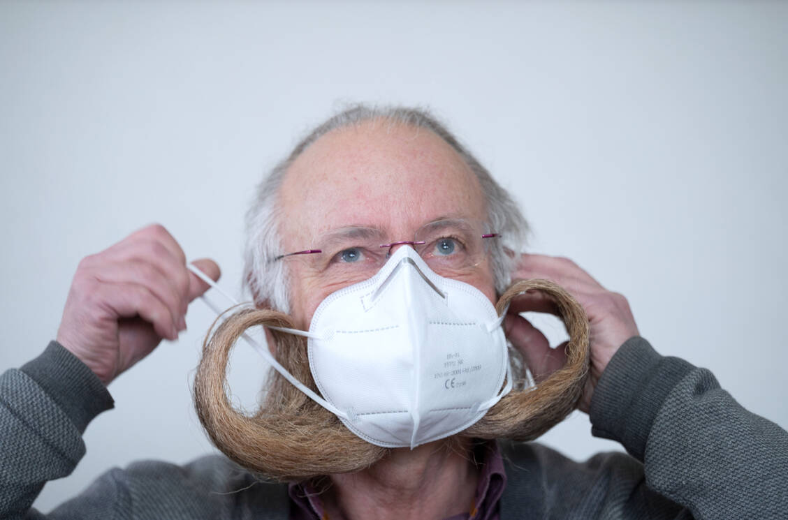 FFP2-Masken müssen richtig anliegen. Das wird bei Vollbartträgern zum Problem. / Foto: picture alliance/dpa, Marijan Murat