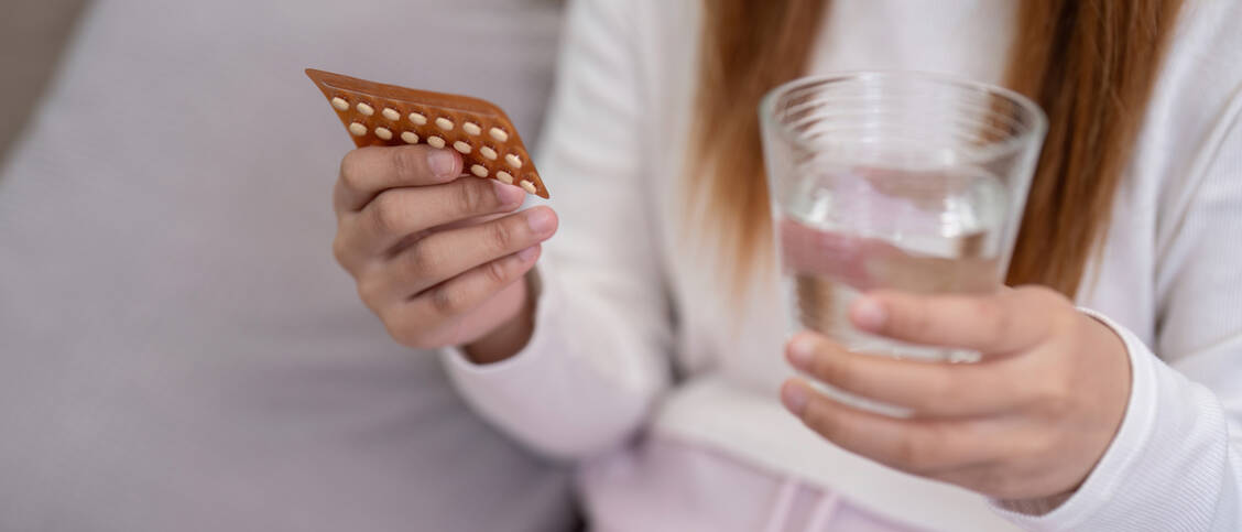 Die Verordnungszahlen hormoneller Kontrazeptiva in Deutschland sind in den vergangenen Jahren deutlich zurückgegangen, auch wenn es regionale Unterschiede gibt. / © Adobe Stock/Natee Meepian