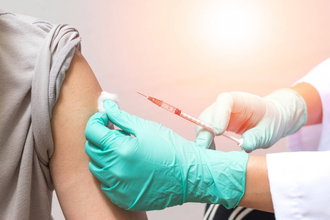 In den Vereinigten Staaten könnte Impfstoff gegen Tetanus und Diphtherie ab dem Sommer knapp werden. Erwachsene sollten die Impfung alle zehn Jahre auffrischen lassen, bei Verletzungen auch früher. / Foto: Getty Images/Pornpak Khunatorn