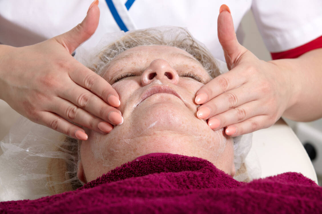 Generell sollte die Hautpflege für Rosacea-Patienten mild, lipidarm und frei von Duft- und Konservierungsstoffen sein. / Foto: Adobe Stock/PhotoArt Thomas Klee