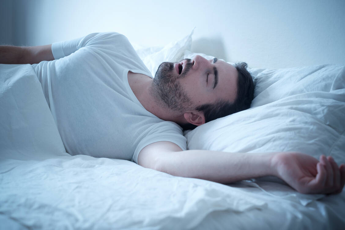 Schnarchen stört nicht nur, es kann auch der Gesundheit schaden. / Foto: Adobe Stock/Paolese