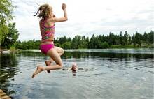 Die Badesaison beginnt! Jetzt kommt es besonders auf die Wasserqualität an.
<p class="fotonachweis">Foto: Fotolia/Mat Hayward</p>