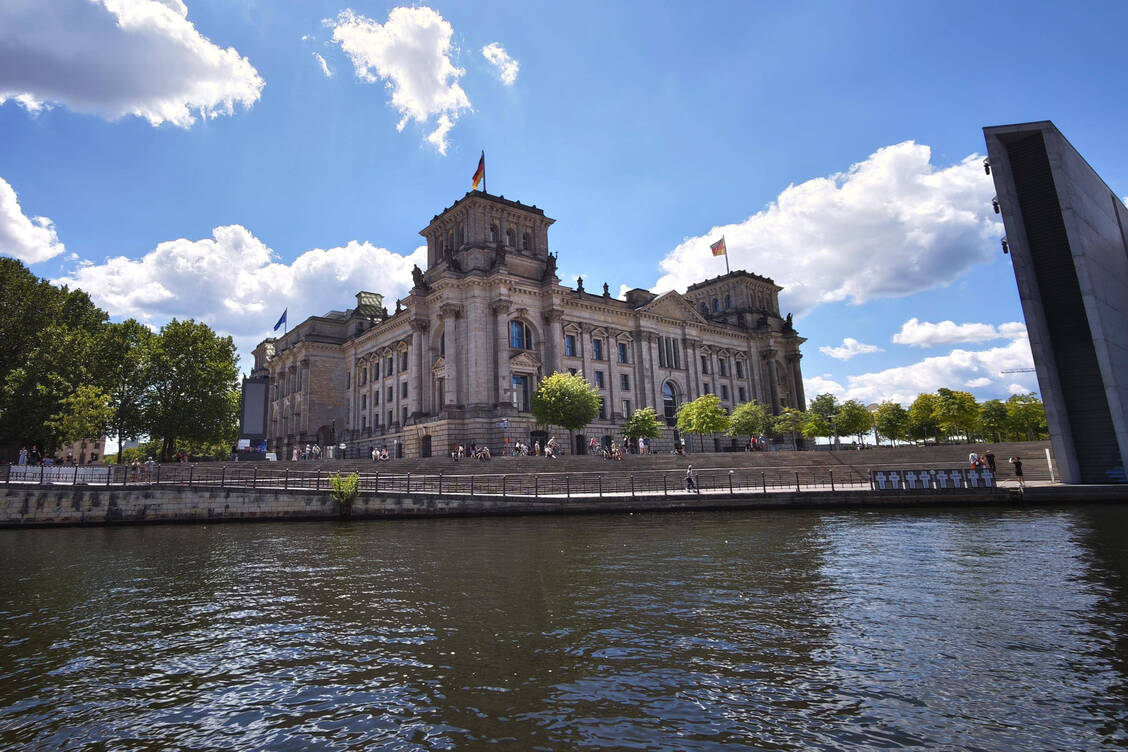 Die Regierungsfraktionen wollen mit Änderungsanträgen an das Notfallreformgesetz weitere Sparmaßnahmen umsetzen. / © Imago/dts Nachrichtenagentur