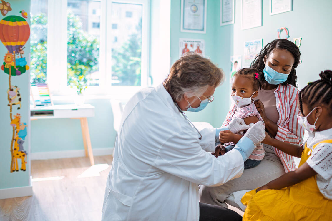 Ob und wann ein gegen Omikron angepasster Impfstoff kommt, ist noch unklar. Vorerkrankte Kinder so wie nach individueller Beratung auch Kinder ohne chronische Erkrankung können sich bereits jetzt impfen lassen. / Foto: Getty Images/Marko Geber