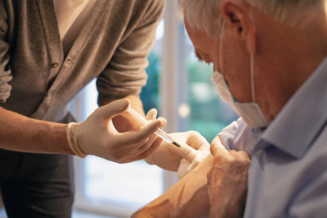 Die STIKO empfiehlt nun eine zweite Auffrischimpfung für besonders gefährdete oder exponierte Personengruppen, darunter auch alle Personen ab 70 Jahren. / Foto: Getty Images/Kathrin Ziegler