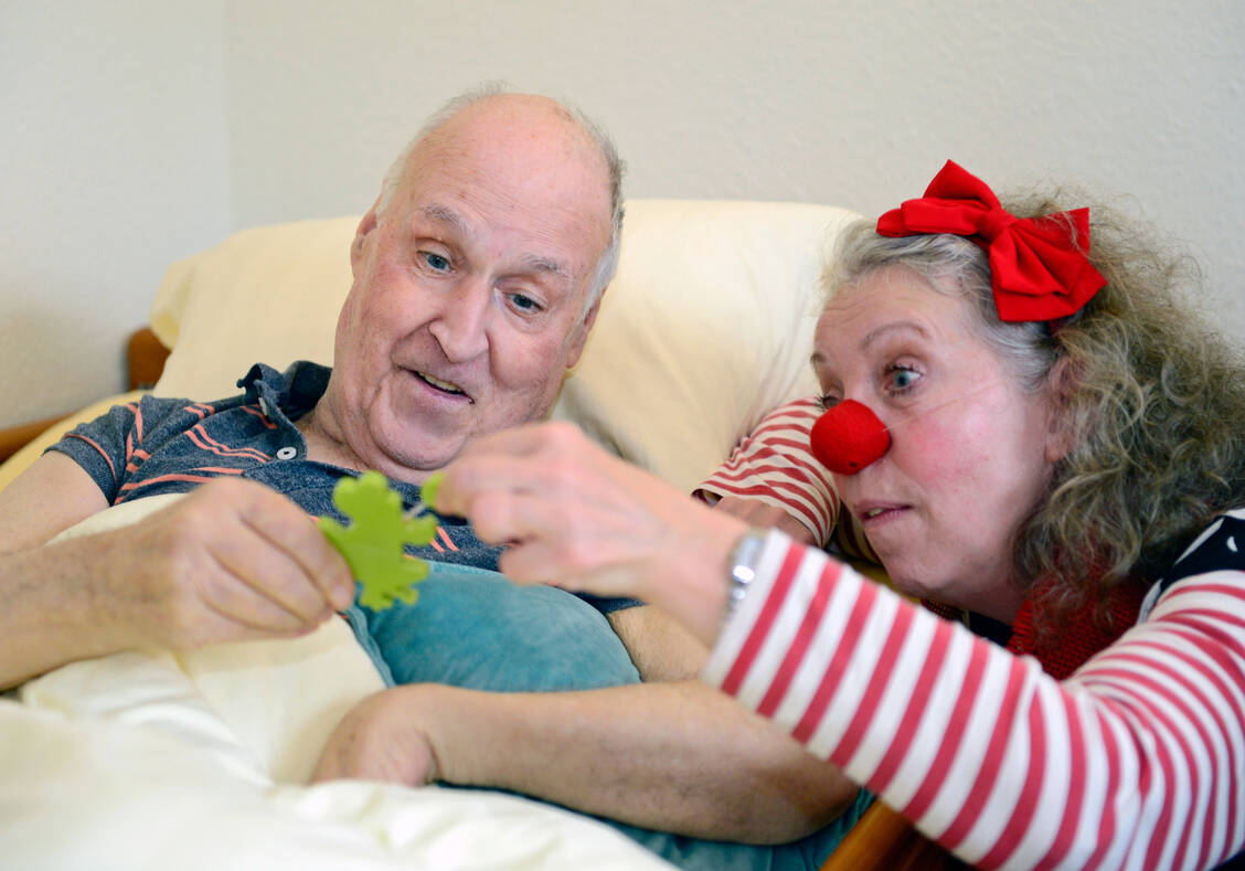 Einer Studie zufolge helfen Clown-Interventionen, der Vereinsamung alter Menschen entgegenzuwirken und verloren gegangene Kompetenzen zurückzugewinnen. / Foto: Michaela Kuhn/Klinikclowns Hamburg