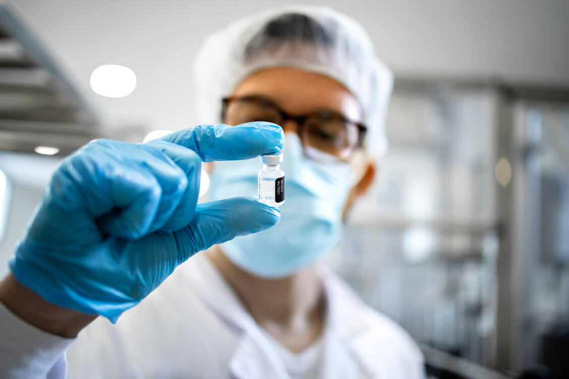Von der Anpassung des Impfstoff über Produktion und Zulassung bis zur Auslieferung dauert es bei den Covid-19-Impfstoffen derzeit noch mehrere Monate – genug Zeit für das Virus, weiter zu mutieren. / Foto: Adobe Stock/littlewolf1989