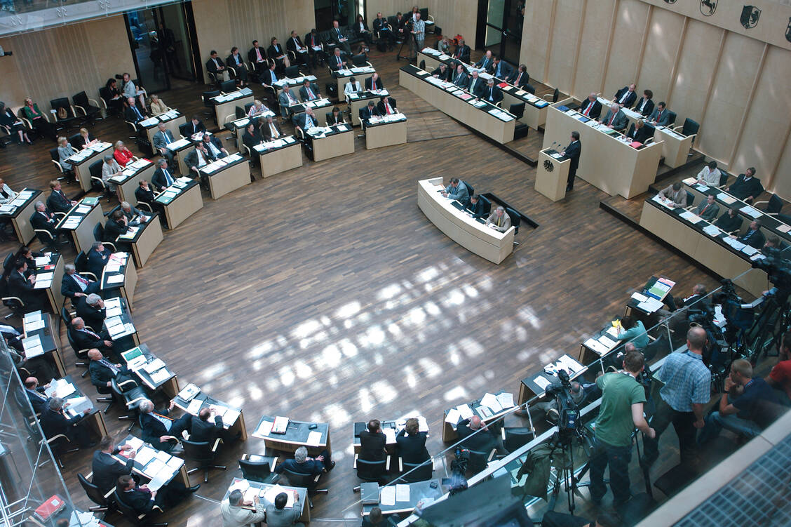 Die Länderkammer pocht erneut darauf, die Importquote abzuschaffen. Den Anstoß für eine entsprechende Entschließung hatte das Land Brandenburg gegeben. Hintergrund ist unter anderem der Fall Lunapharm. / Foto: Bundesrat