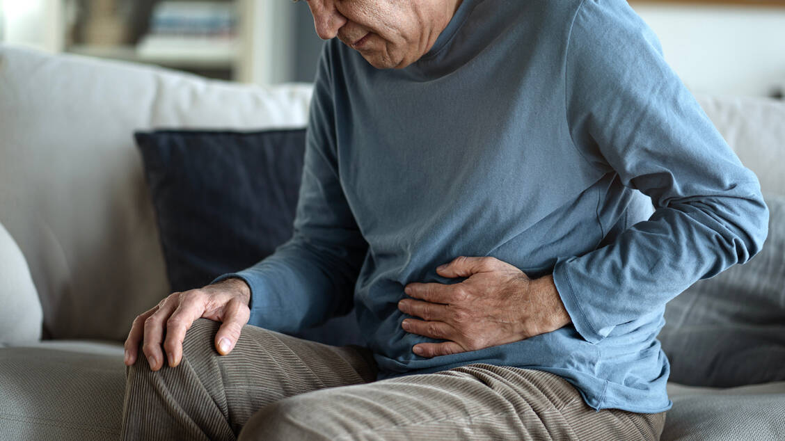 Das Cholangiokarzinom ist aufgrund unspezifischer Symptome wie Bauchschmerzen, Nachtschweiß und Müdigkeit schwer zu diagnostizieren. / Foto: Adobe Stock/sebra