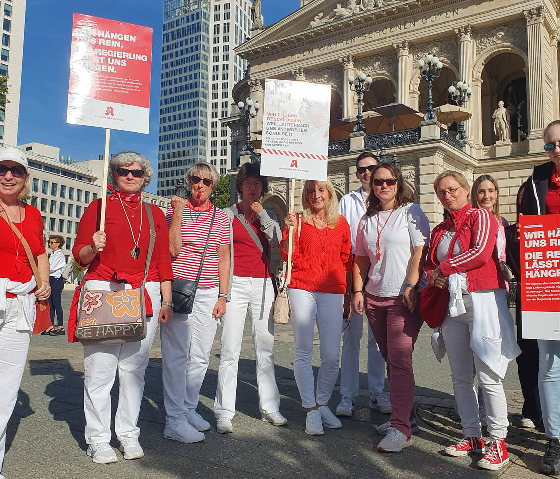 Fühlen sich hängengelassen von der Politik: Demonstrantinnen auf dem Frankfurter Opernplatz. / Foto: PZ/Dölger