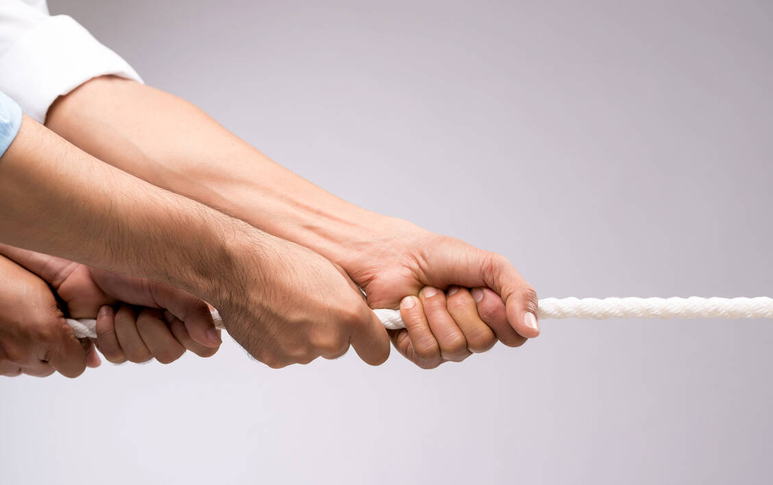 Das Tauziehen beginnt: Für über eine halbe Million Beschäftigte geht es um die tarifliche Festlegung von Arbeitszeit und Bezahlung. Die Gewerkschaft fordert zudem die Einführung eines Zukunftskontos und einer Pflege-Zusatzversicherung.    / Foto: Fotolia/ DragonImages