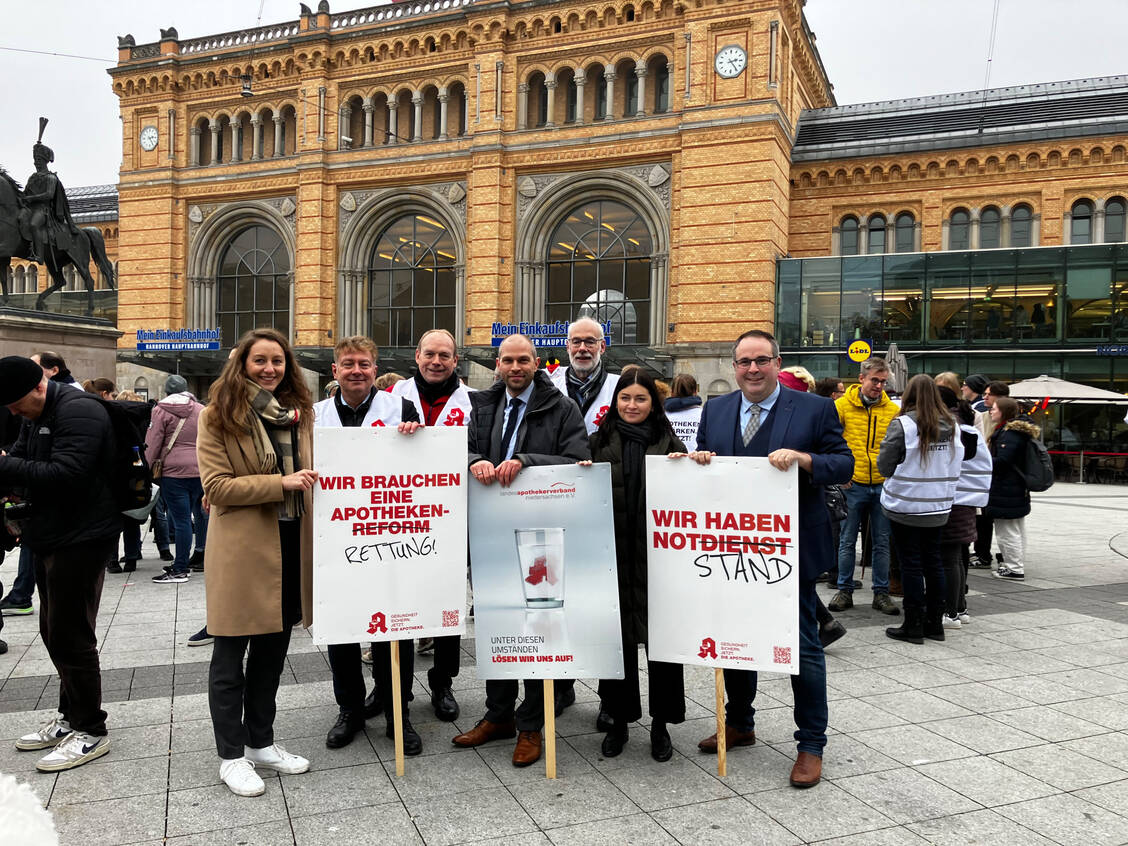 Auch Mitglieder des Niedersächsischen Landtags nahmen heute an der Kundgebung teil – vor und auf der Bühne. In der Mitte: Eike Holsten (CDU). / © PZ/Hüttemann