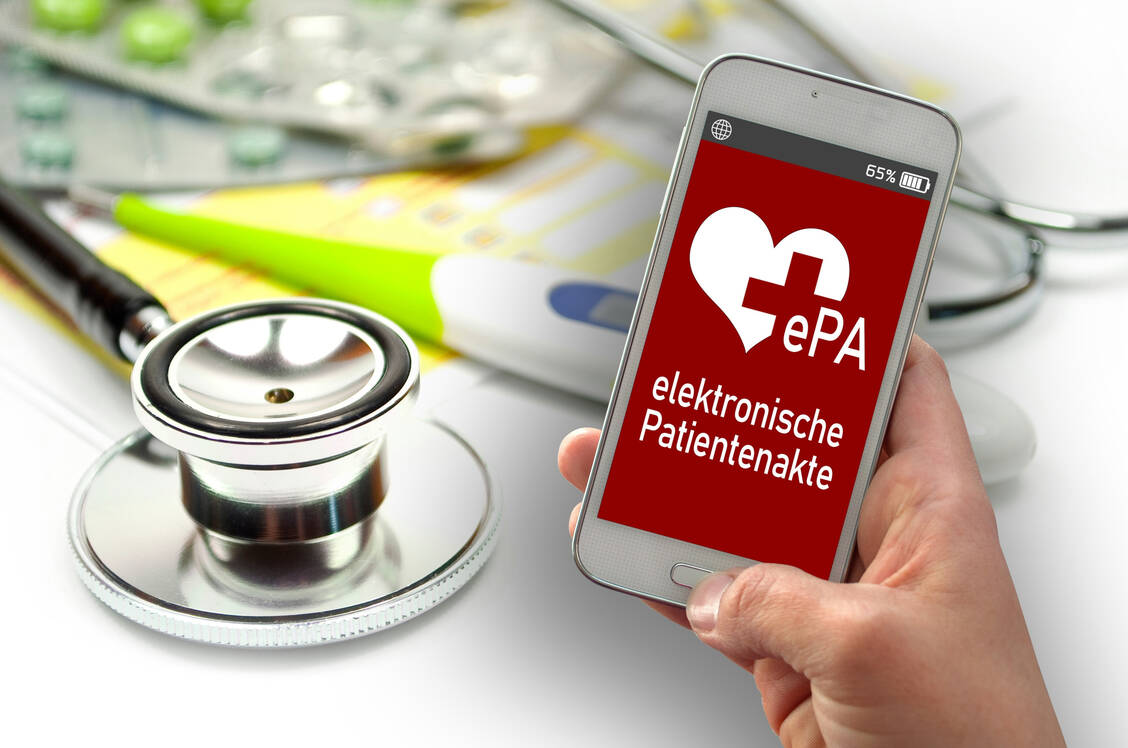 Seit dem 29. April steht jedem Versicherten bundesweit eine elektronische Patientenakte (ePA) zur Verfügung. Bislang nutzen diesen digitalen Service nach wie vor nur wenige Patienten. / © Shutterstock
