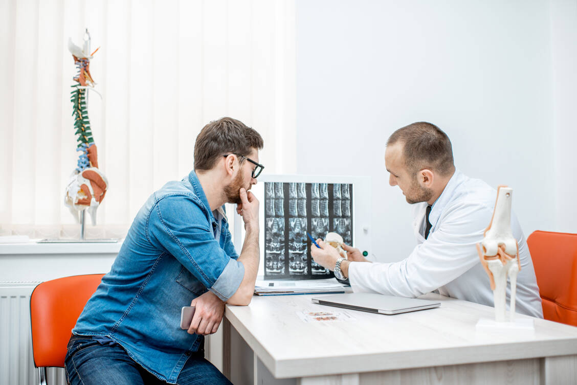 In der Studie erhielt eine Gruppe der Patienten mit Rückenschmerzen zusätzliche Informationen zur Ursache bei gleichzeitigem Verweis auf die Prävalenz bei gleichaltrigen Menschen ohne Rückenbeschwerden. Das half, den Schmerz auch ohne Opioide besser zu ertragen. / Foto: Getty Images/RossHelen