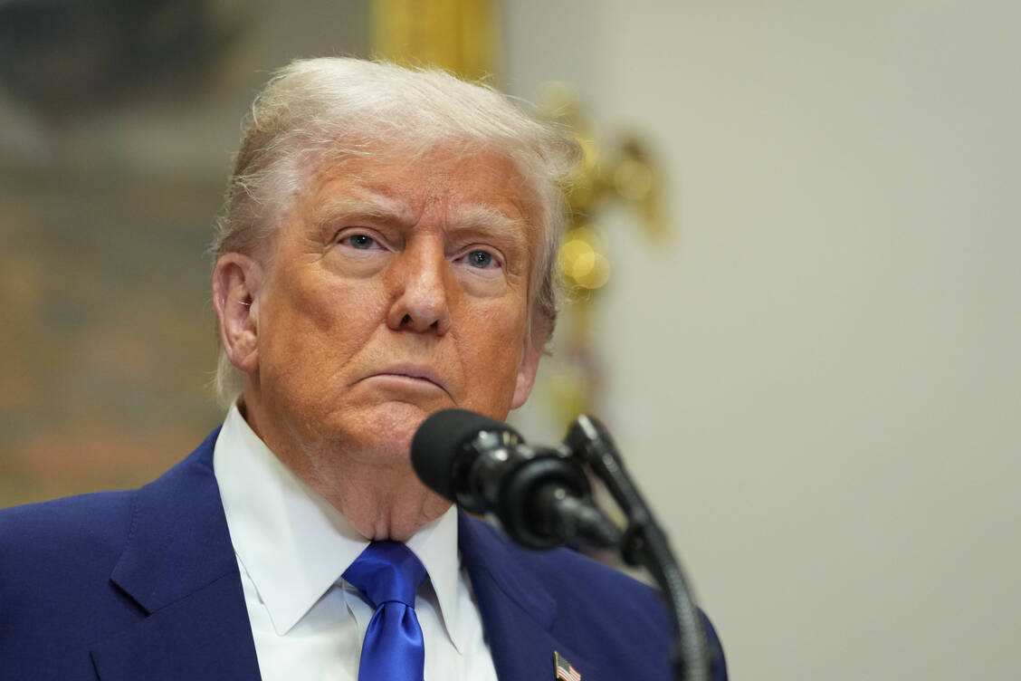 Schon im Frühjahr drohte US-Präsident Trump mit Zöllen auf Pharmaprodukte aus der EU. In der Folge brachten Hersteller möglichst viel Ware über den Atlantik; Produktion und Exporte stiegen sprunghaft. / © Imago Images/Zuma Press Wire