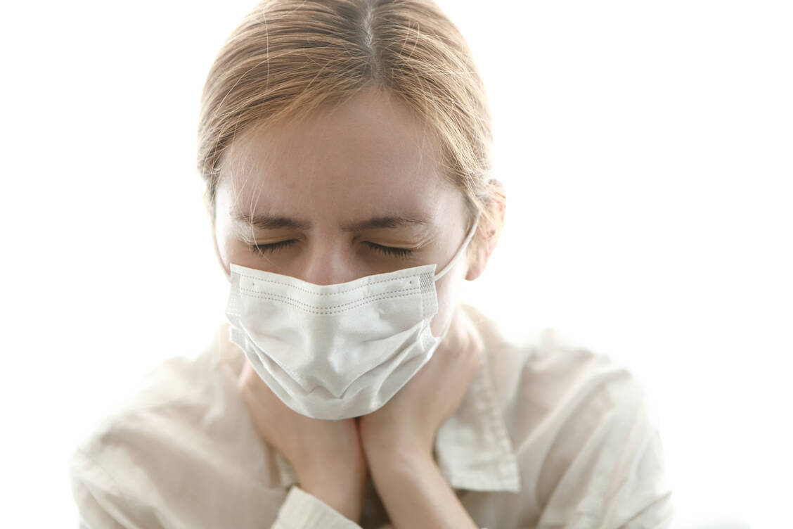 Die Coronavirus-Variante B.1.1.7 scheint häufiger zu Husten und Halsschmerzen zu führen als die bislang vorherrschenden SARS-CoV-2-Varianten. / Foto: Getty Images/Runstudio