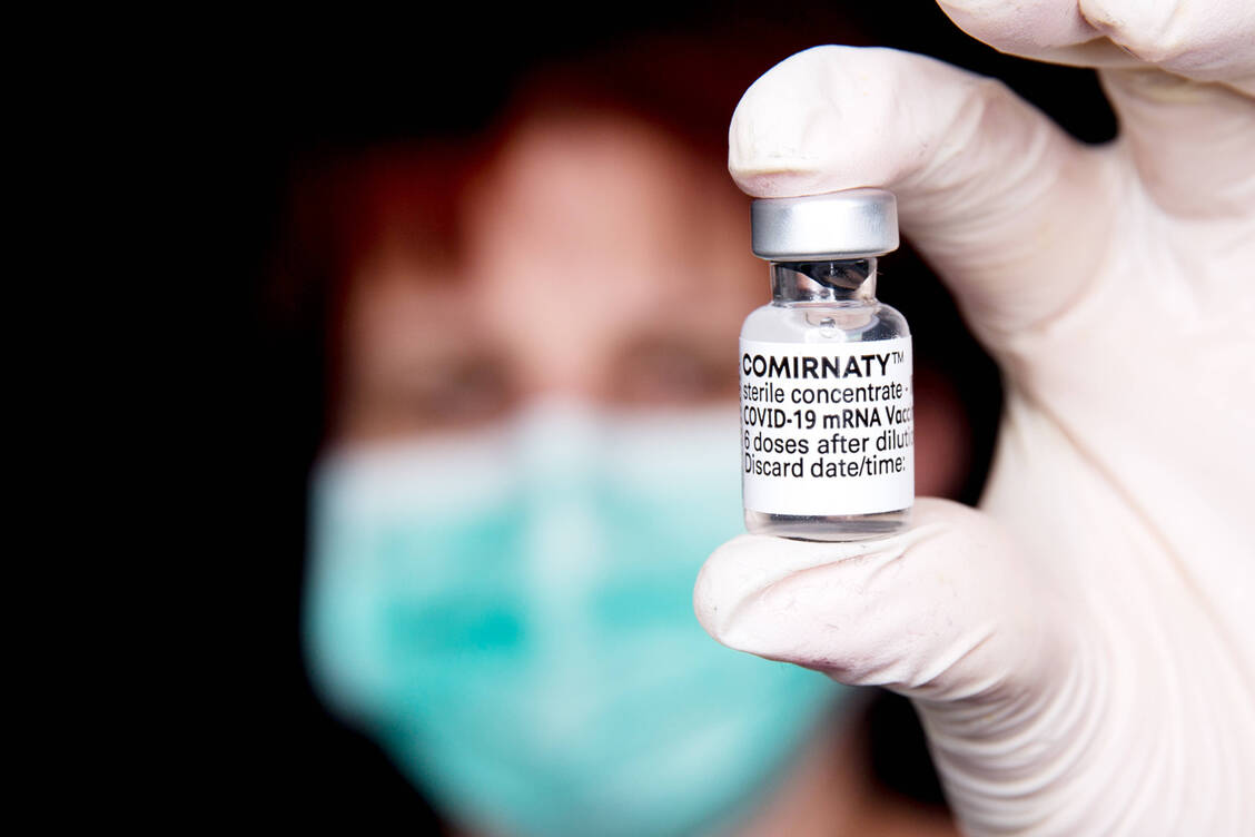 Begehrter Stoff: der Corona-Impfstoff Comirnaty von Biontech und Pfizer. Seine schwierigen Lagerungsbedingungen erschwerten allerdings bislang die Logistik. / Foto: Imago Images/Fotostand