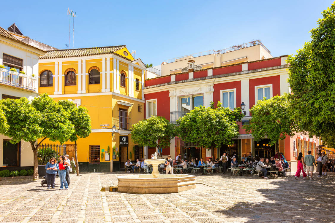 Historisches Altstadtflair: Wer in der Nachbarschaft malerischer Fußgängerzonen wohnt – wie hier in Sevilla - schläft schlechter.  / © Shutterstock/Mistervlad