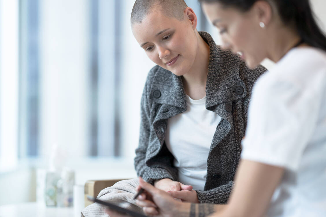 Mehr als 100 peroral anzuwendende Krebsmedikamente sind auf dem Markt. Die Therapie ist erklärungsbedürftig – gleichzeitig sehen die Patienten aber ihren betreuenden Arzt seltener als bei einer klassischen Chemotherapie. / © Getty Images/FatCamera