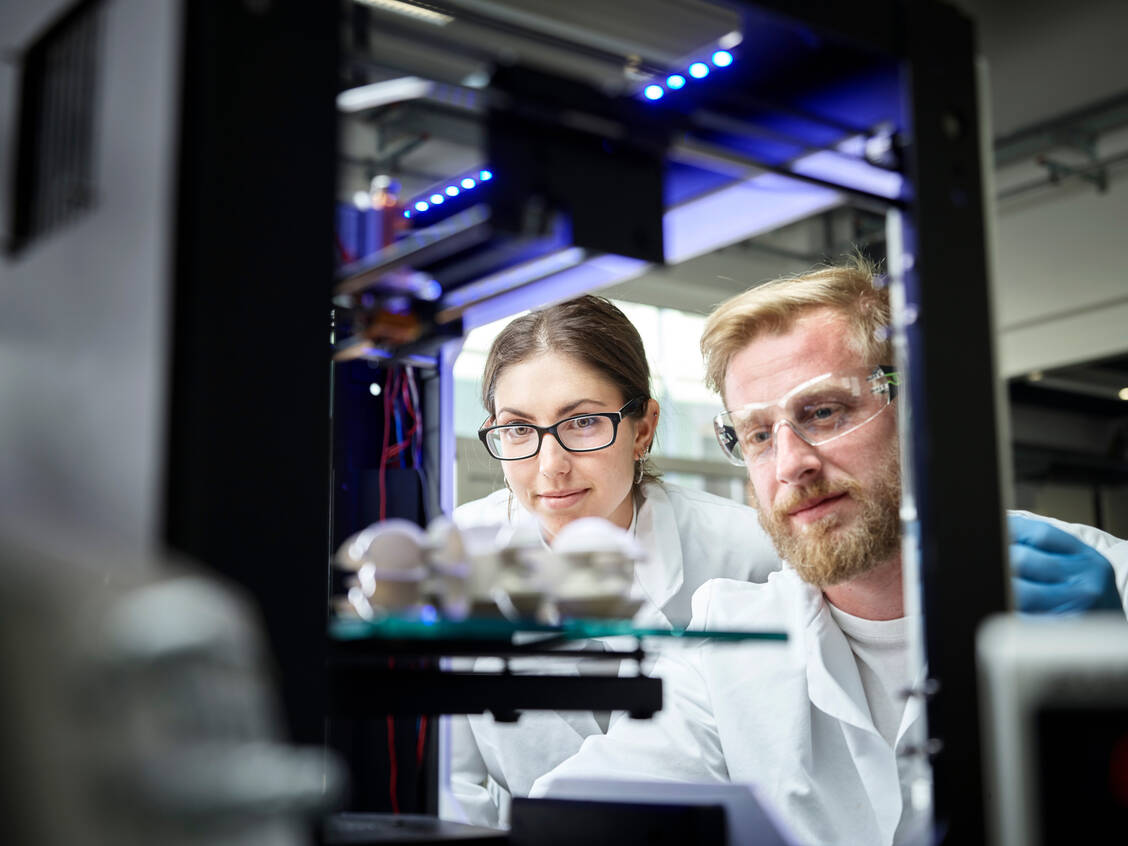 Momentan werden 3-D-Drucker noch hauptsächlich zur Herstellung anderer Gegenstände genutzt. Der 3-D-Druck von Arzneimitteln wird aber aus Sicht vieler Experten auch kommen. / Foto: Getty Images/Westend61