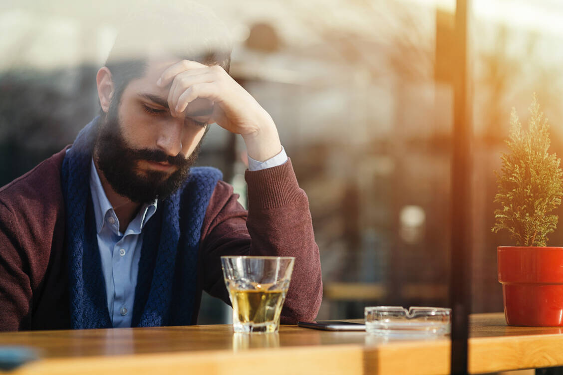 Wer Hilfe braucht, um seinen Alkoholkonsum in den Griff zu bekommen, kann auch digitale Unterstützung nutzen. / Foto: Getty Images/Mixmike