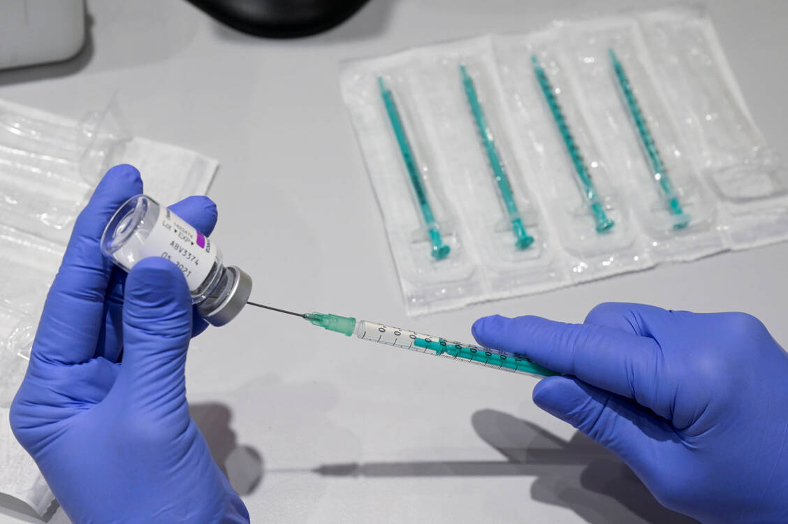 Start der Booster-Impfungen: Die an die Omikron-Varianten angepassten Impfstoffe  werden derzeit peu à peu an die Apotheken geliefert. Da die Nachfrage groß ist, müssen  Ärzte,  Impfzentren und Co. mit weniger Impfstoffdosen rechnen, als bestellt. / Foto: Imago Images/Joerg Boethling