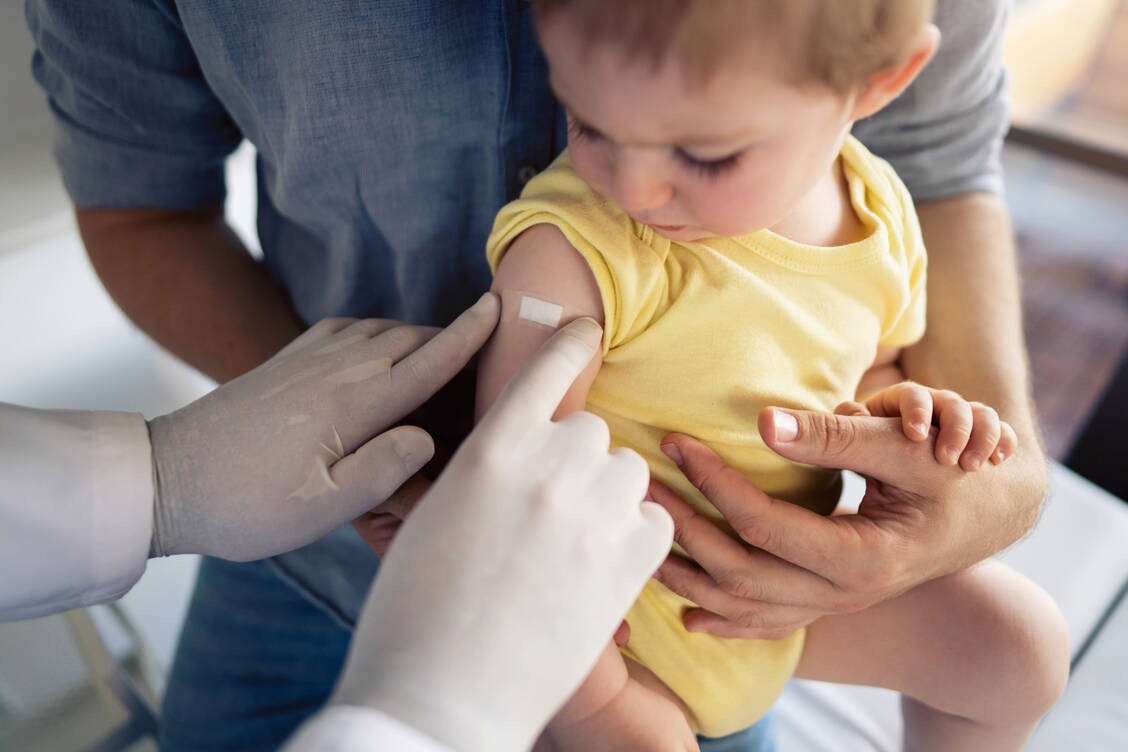 Kinder ab sechs Monaten können bald gegen SARS-CoV-2 immunisiert werden. Eine entsprechende Indikationserweiterung für die beiden mRNA-Impfstoffe hat die EMA empfohlen.  / Foto: Getty Images/SrdjanPavlovic