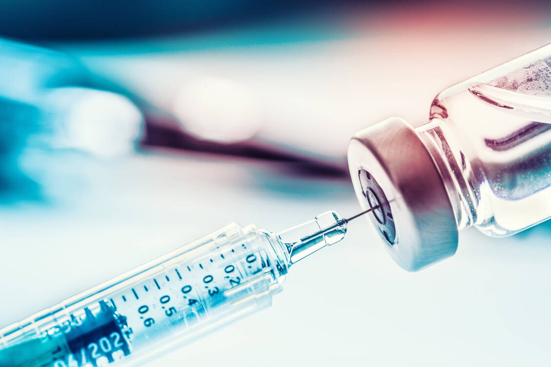Der pharmazeutische Großhandel liefert die bestellten Impfstoffe mit dem dazugehörigen Impfzubehör regelhaft ab 28. November 2022 aus. / Foto: Adobe Stock/weyo