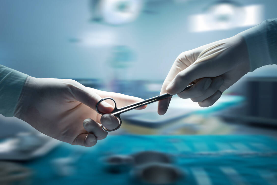 Müssen sich Hämophiliepatienten mit Inhibitoren einem chirurgischen Eingriff unterziehen, ist Eptacog beta (aktiviert) eine neue Option, potenzielle Blutungen zu verhindern. / Foto: Shutterstock/xmee