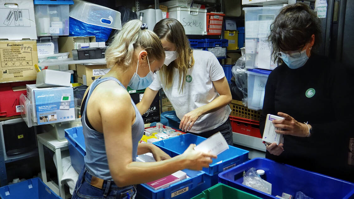 Ehrenamtliche Helferinnen bringen ihren pharmazeutischen Sachverstand ein, indem sie das Arzneimittellager sortieren. / Foto: Apotheker ohne Grenzen