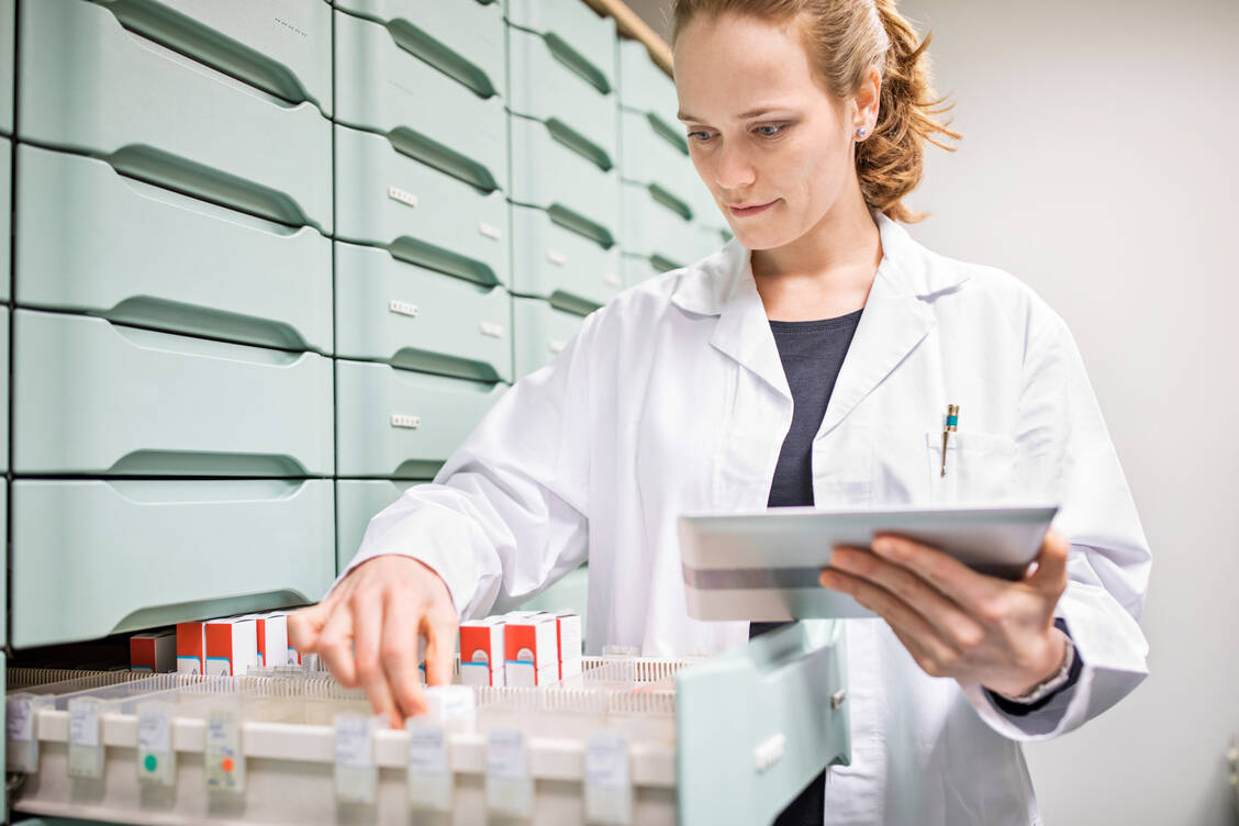 Der Austausch nicht verfügbarer Arzneimittel ist mit hohem Aufwand für Apothekenteams verbunden. Der GKV-Spitzenverband, der AOK-Bundesverband und der BKK-Dachverband lehnen dennoch eine Vergütung für dieses Management ab. / Foto: Getty Images/alvarez