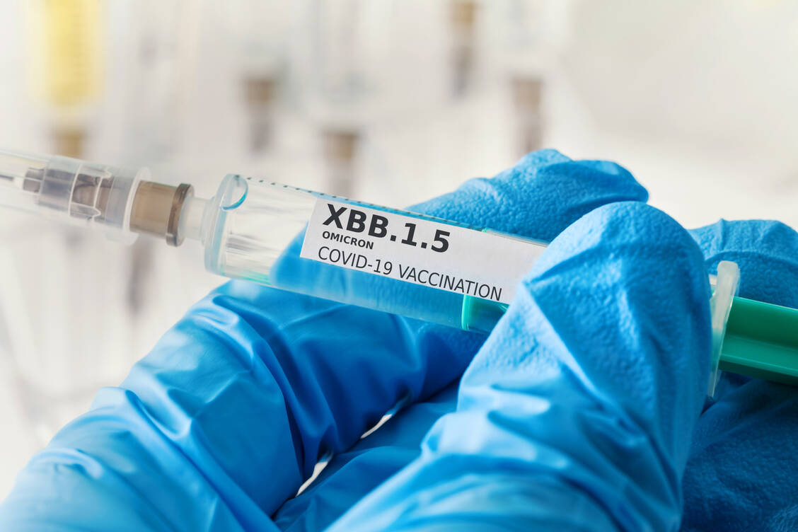 Inzwischen sind zwei an XBB.1.5 angepasste Covid-19-Impfstoffe in der EU zugelassen – einer davon stammt von Biontech und Pfizer. / Foto: Adobe Stock/Tobias Arhelger