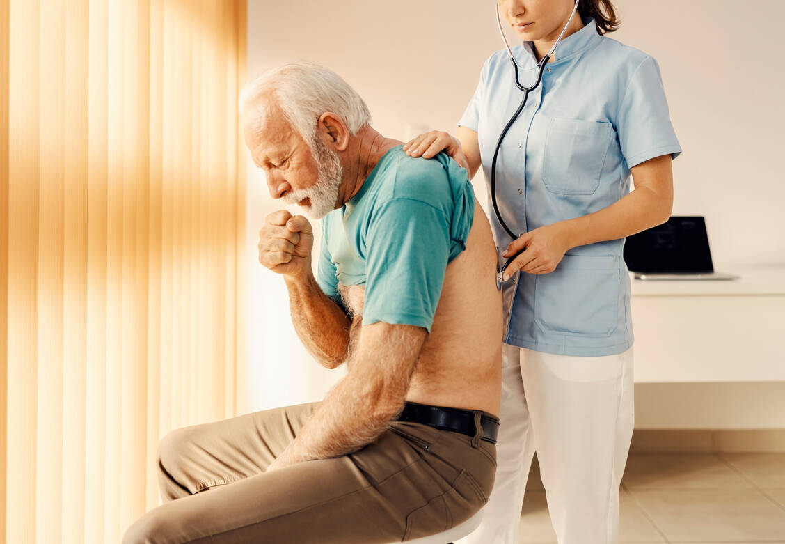 COPD tritt häufig bei (ehemaligen) Rauchern auf, aber auch andere Noxen wie Luftverschmutzung können die schwere Lungenerkrankung auslösen. / Foto: Getty Images/dusanpetkovic