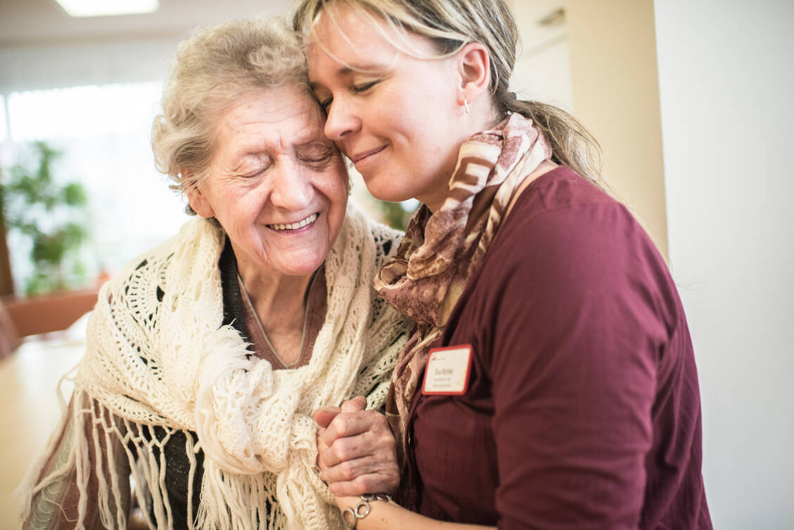 Demenz-Patienten brauchen viel Zuneigung und Nähe – das erschwert die Infektionsvorbeugung enorm.  / Foto: Alzheimer Forschung Initiative/Nottebrock