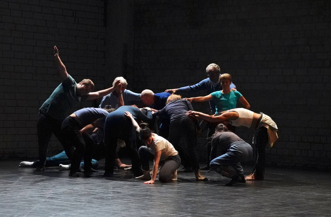 Vergangenen November tanzte der »Dance Well Klub« zum ersten Mal vor Publikum auf der Bühne – »die Resonanz war wirklich berührend«, sagt Teilnehmerin Gabi. / © K3/Dance Well/Bianca Kloss