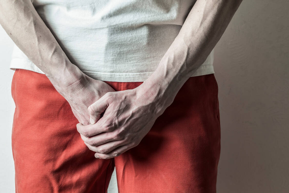 Infektionen des Urogenitaltraktes sind gerade bei Männern oft ein schambesetztes Thema. / Foto: Shutterstock/sasha2109
