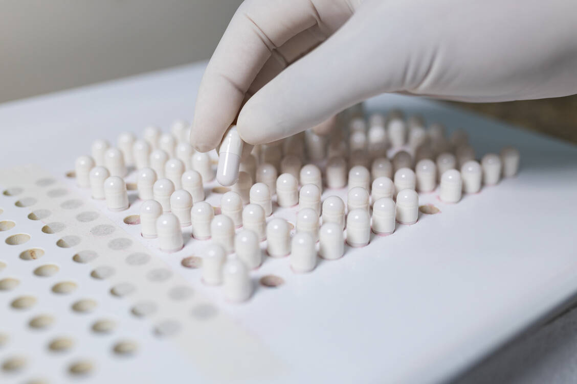 Metronidazol steht als mikronisierter und kristalliner Ausgangsstoff für die Kapselherstellung zur Verfügung. / Foto: Getty Images/JBalla