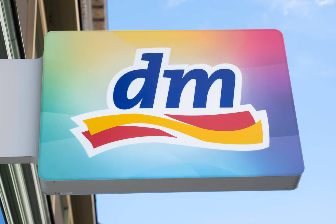 der Drogeriekonzern dm bereitet derzeit eine eigene Online-Apotheke vor.  / © Image Images/Guido Schiefer