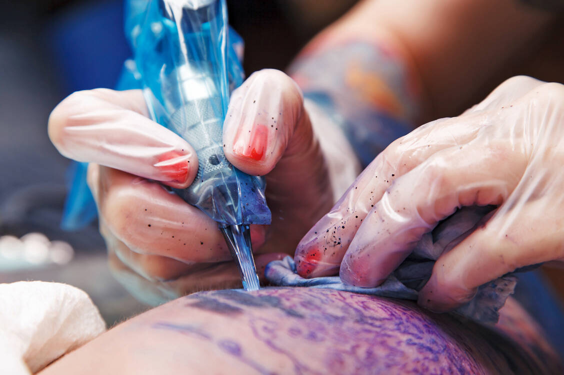 Beim Tätowieren werden Farbpigmente in tiefe Hautschichten eingebracht. Da bleiben sie jedoch nicht immer, sondern »gehen auf Wanderschaft« und können dadurch an anderen Orten im Körper Schäden anrichten. / Foto: Fotolia/yuryrumovsky