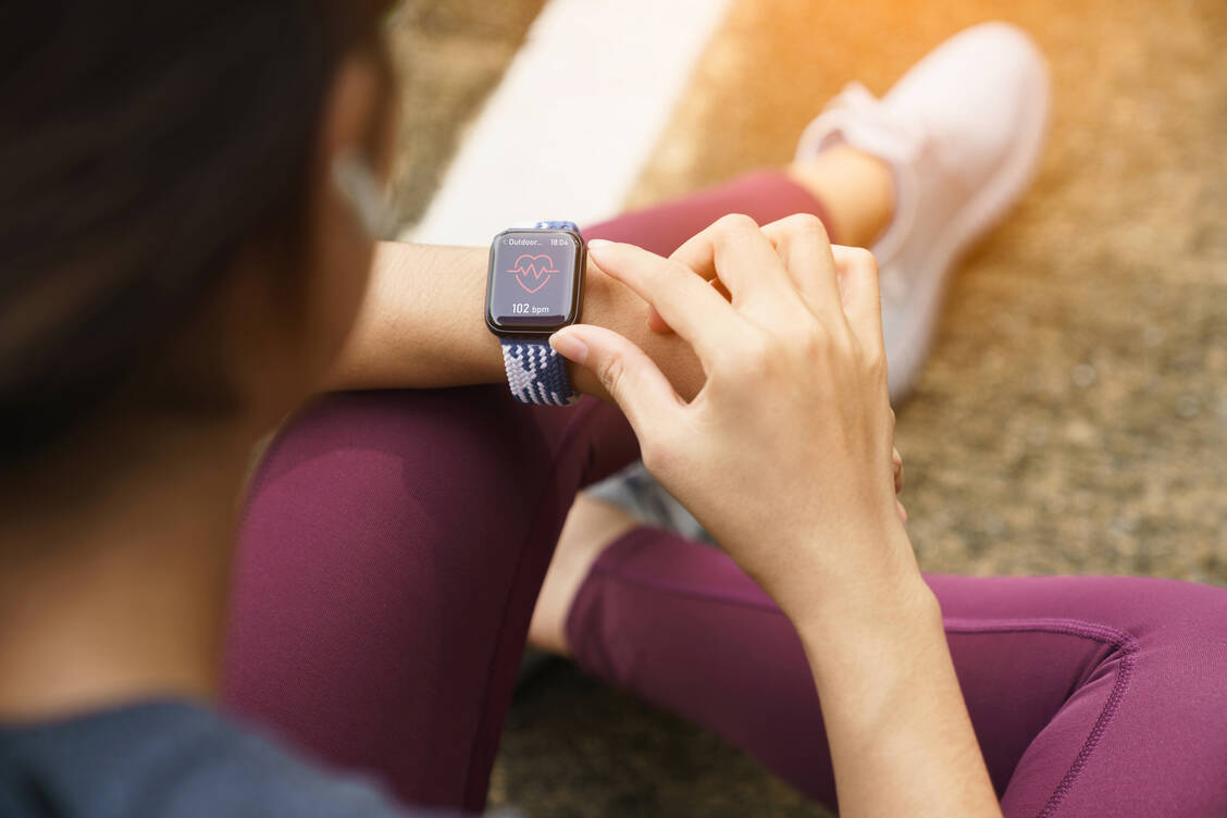 Wann kann man nach Infektionen wieder trainieren? Einer aktuellen Studie zufolge, die Smartwatch-Daten mit einschloss, dauert es nach der Symptomfreiheit noch einige Tage bis der Körper sich wieder ganz erholt hat. / © Adobe Stock/blackzheep