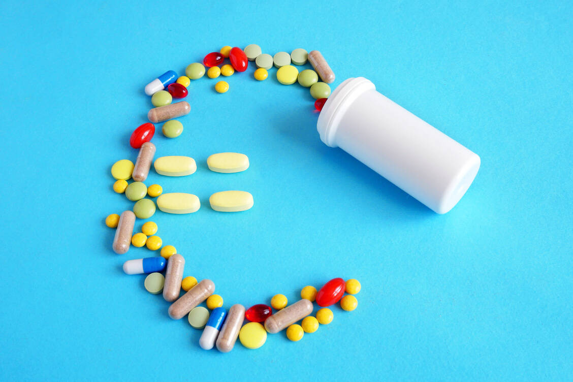 Der G-BA will einige patentgeschützte Arzneimittel mit Zusatznutzen in eine Festbetragsgruppe einordnen. / © Adobe Stock/lesslemon