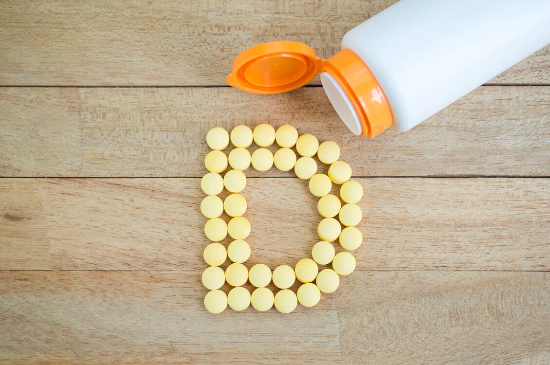 Streng genommen ist Colecalciferol weder ein Arzneistoff noch ein Vitamin, denn der Körper produziert die Substanz unter UV-Einstrahlung selbst. Reicht das nicht aus, kann supplementiert werden. / Foto: Shutterstock/NatchaS