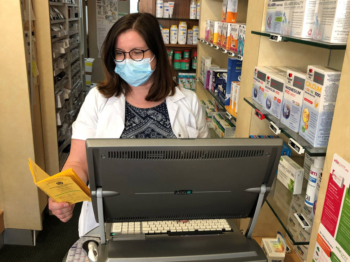 Bei der Erstellung digitaler Covid-19-Impfnachweise müssen Apotheken von der Überprüfung der Ausweis- und Impfdokumente bis hin zur Abrechnung einiges beachten. / Foto: Sven Siebenand