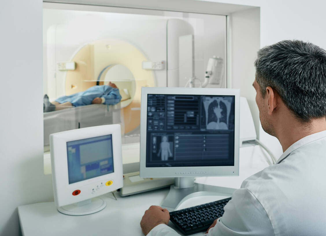 Mittels hochauflösender Computertomografie lassen sich charakteristische Veränderungen der Lungenstrukturen am besten erkennen. / © Getty Images/peakSTOCK