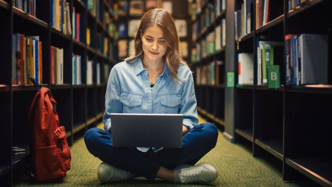 Um den weiterbildenden AMTS-Studiengang neben dem Beruf zu ermöglichen, sollen die Studierenden sich den Großteil der digitalen Veranstaltungen frei einteilen können. / Foto: Adobe Stock/Gorodenkoff Productions OU