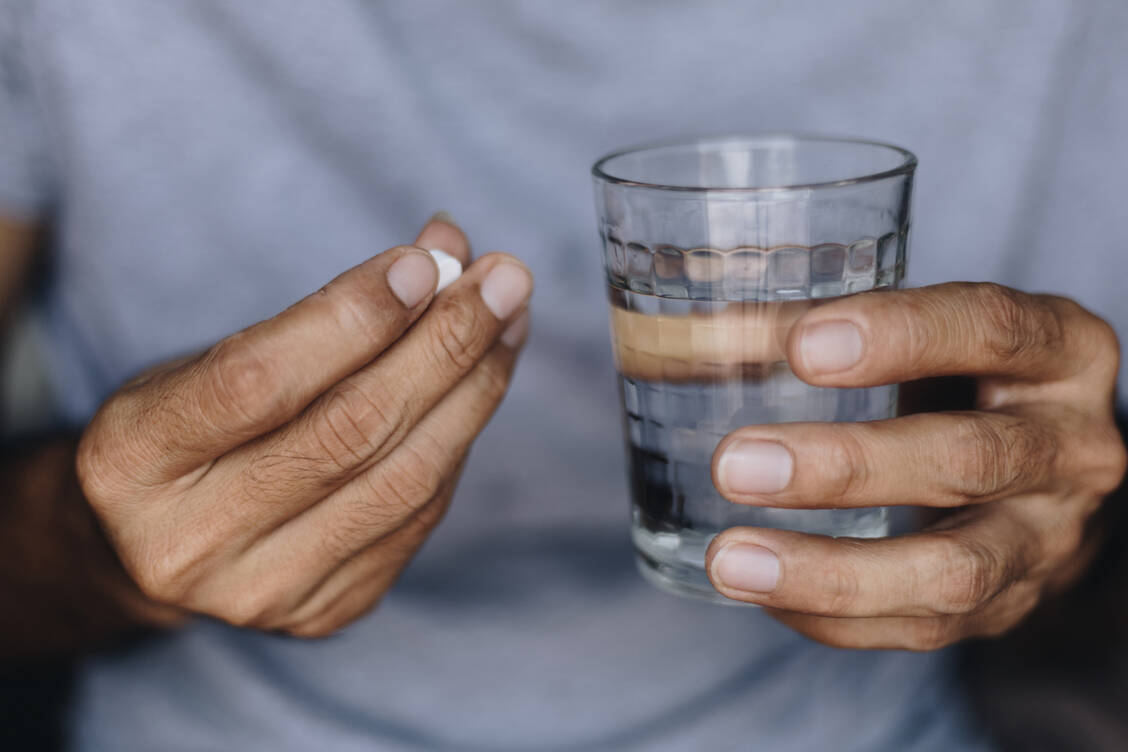 Weniger Tabletten einnehmen zu müssen, kann zu mehr Therapietreue führen. / Foto: Getty Images/anut21ng