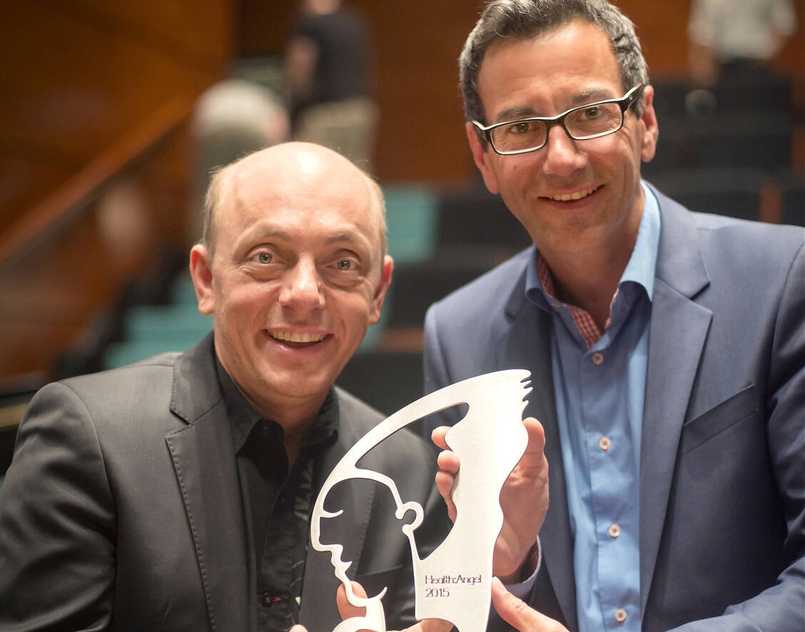 Ende Februar 2019 laufen die Nutzungsrechte der Filme und Audio-Dateien mit Bernhard Hoëcker aus. Die ABDA gewann 2015 mit ihrer Imagekampagne den Health Angel Award . Das Bild zeigt Hoëcker bei der Preisverleihung mit ABDA-Pressesprecher Rainer Kern. / Foto: ABDA